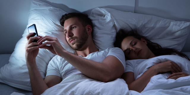 Se un uomo nasconde il suo telefono cellulare sempre, si deve preoccupare che Lui è barare?